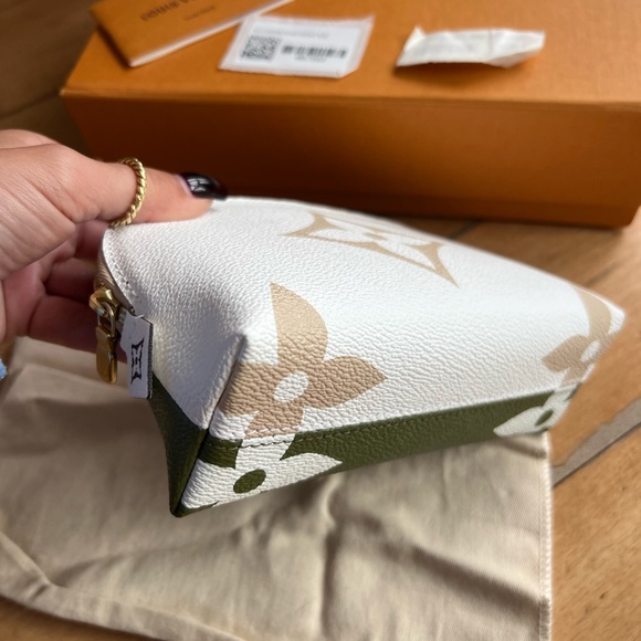 Louis Vuitton cosmetic case - Picture 3 of 13